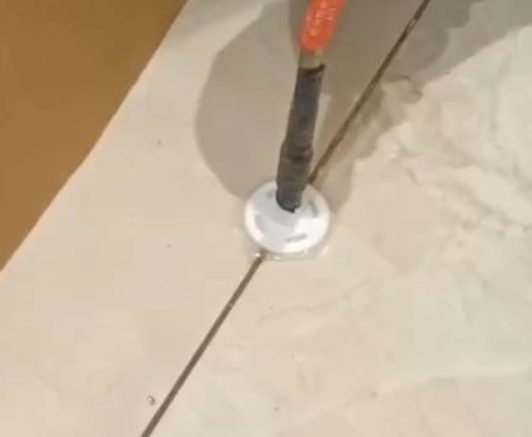 巴林右瓷砖空鼓维修公司专业解答瓷砖在铺贴过程中，如果没有涂抹均匀到位的粘结材料（如水泥砂浆或瓷砖胶），可能会导致以下问题